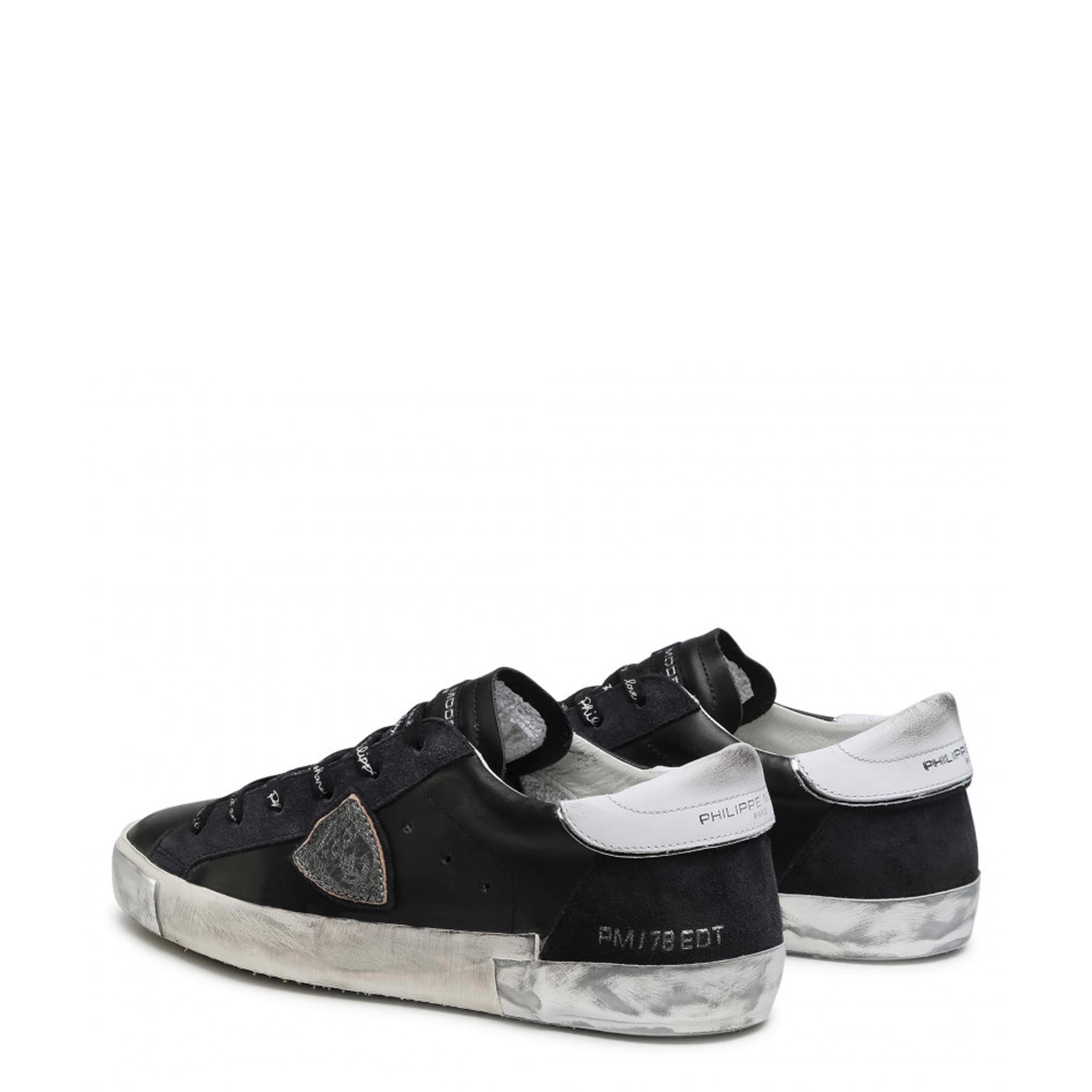 Sneakers nera in pelle con talloncino silver